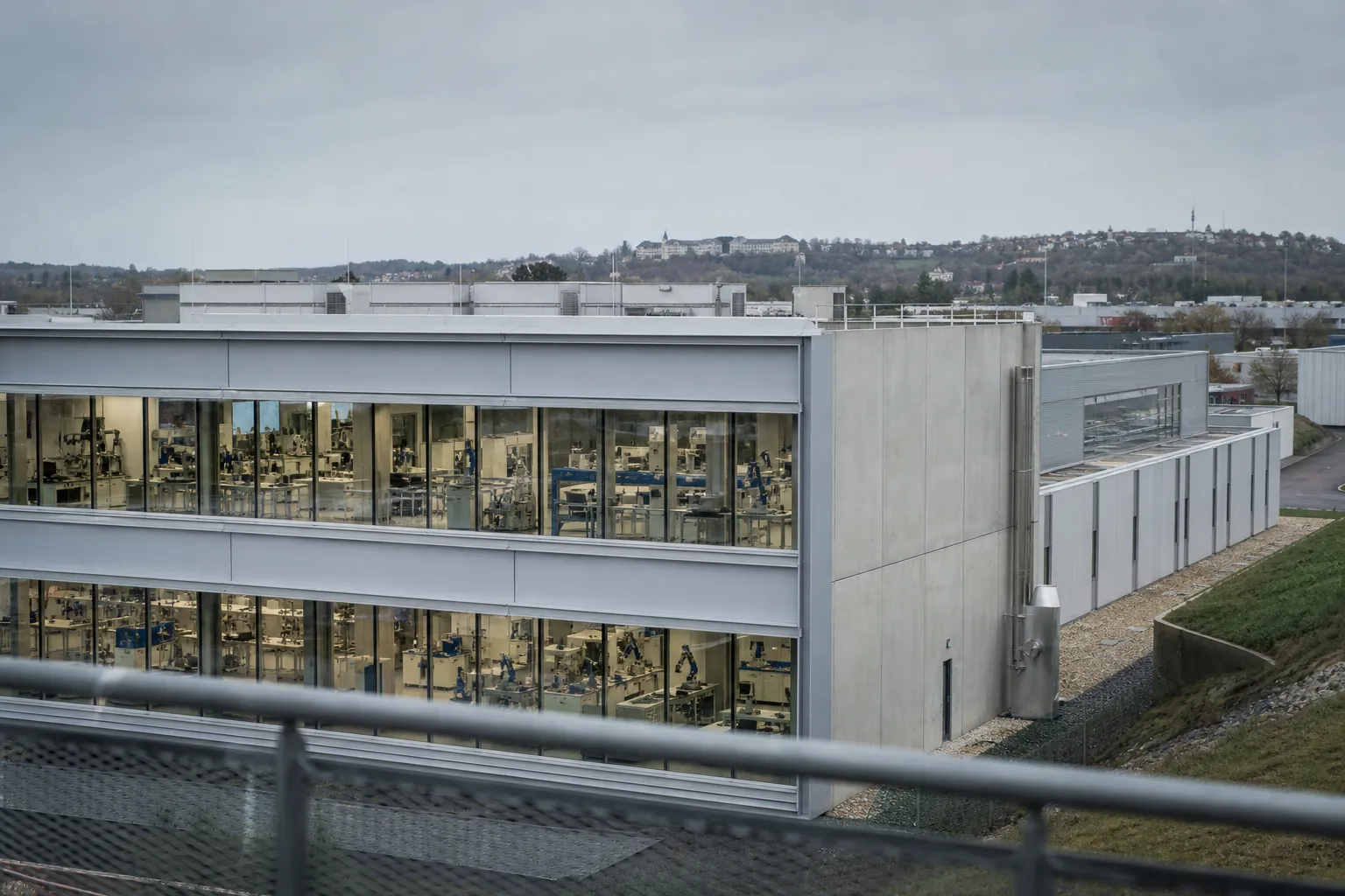 Centre R&D de Telemecanique Sensors à Soyaux, avec laboratoires de capteurs et paysage d’Angoulême