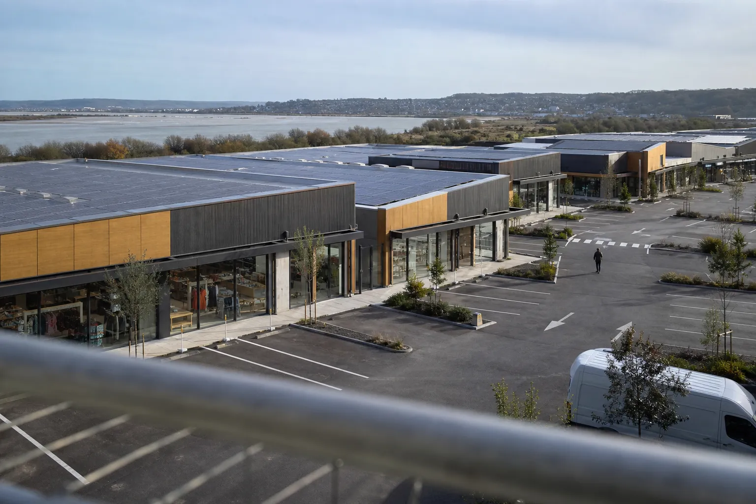 Retail park normand à Honfleur avec panneaux photovoltaïques et bâtiments commerciaux