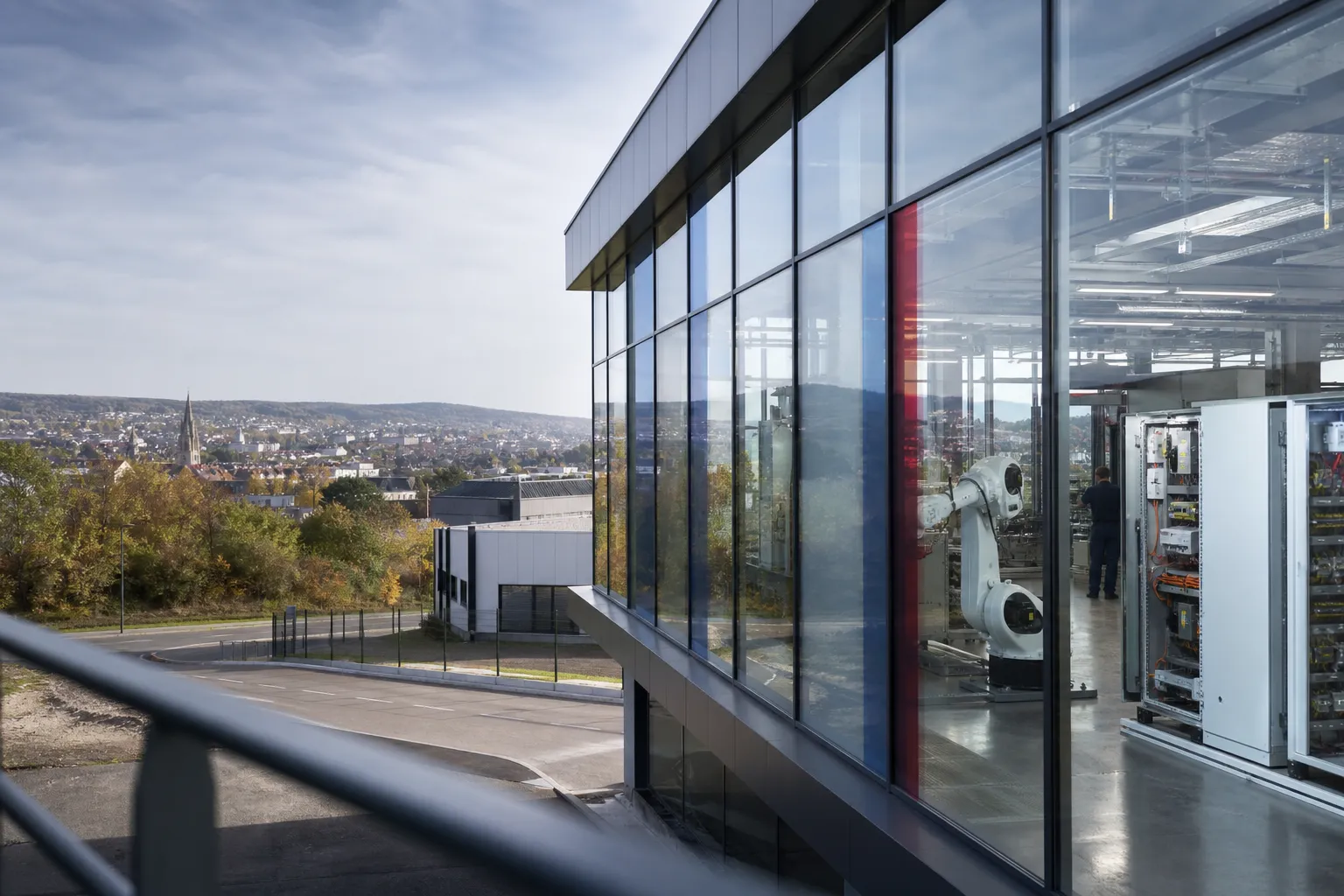 Site d’automatisation industrielle près de Dijon avec robot et architecture contemporaine